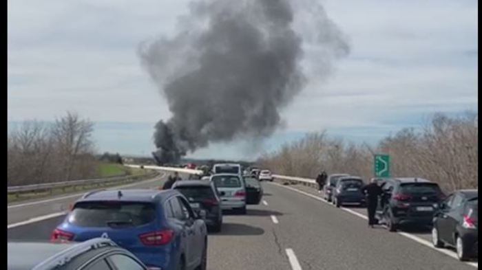 Blitz degli ultrà del Bari a fuoco i bus del Lecce. È caccia ai responsabili