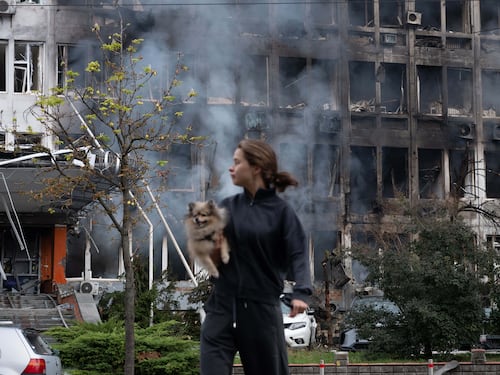 La Cia: “La Russia prepara attacchi con droni in Italia, Francia e Spagna”. Pioggia di missili su Kiev