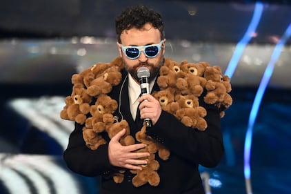 Sanremo 2024: ecco il look della prima serata del Festival di Dargen D'Amico 10