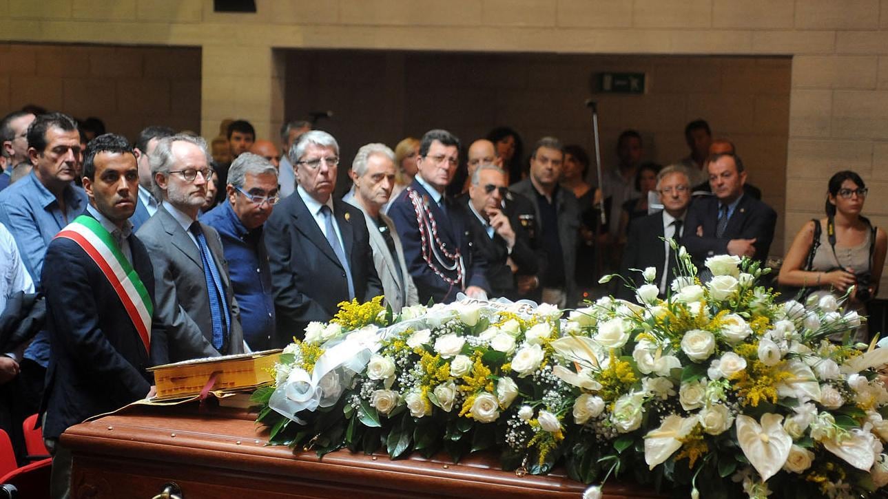 La folla dei ragazzi della Comunità Incontro e due vescovi al funerale del prete anti droga