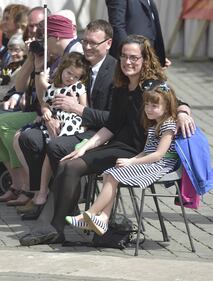 Lizzy abbraccia il Papa prima di diventare cieca 6