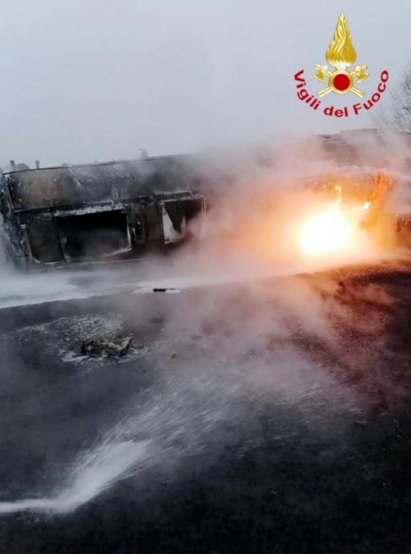 Lodi, cisterna in fiamme sulla A1 3