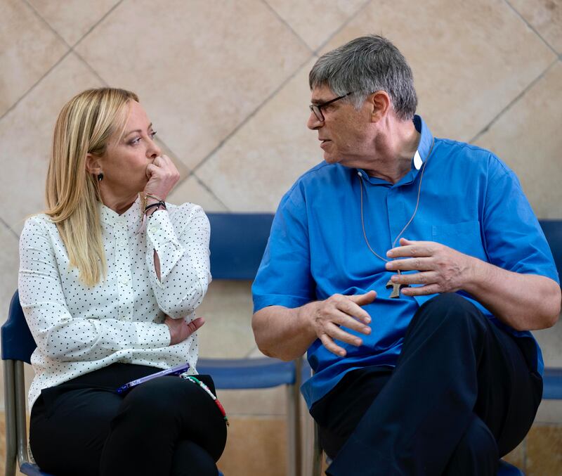 Giorgia Meloni e don Patriciello a Caivano 3