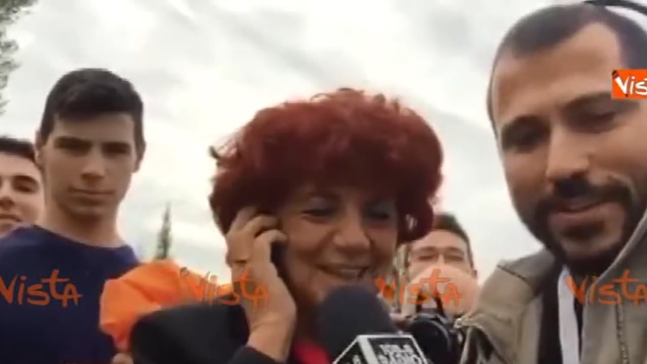 La Fedeli canta (stonata) per fare lo spot allo ius soli