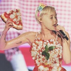 Miley Cirus compie 22 anni e festeggia su Instagram 10