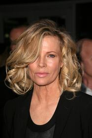 Kim Basinger: dopo lo strip tease più sexy torna sul set 15