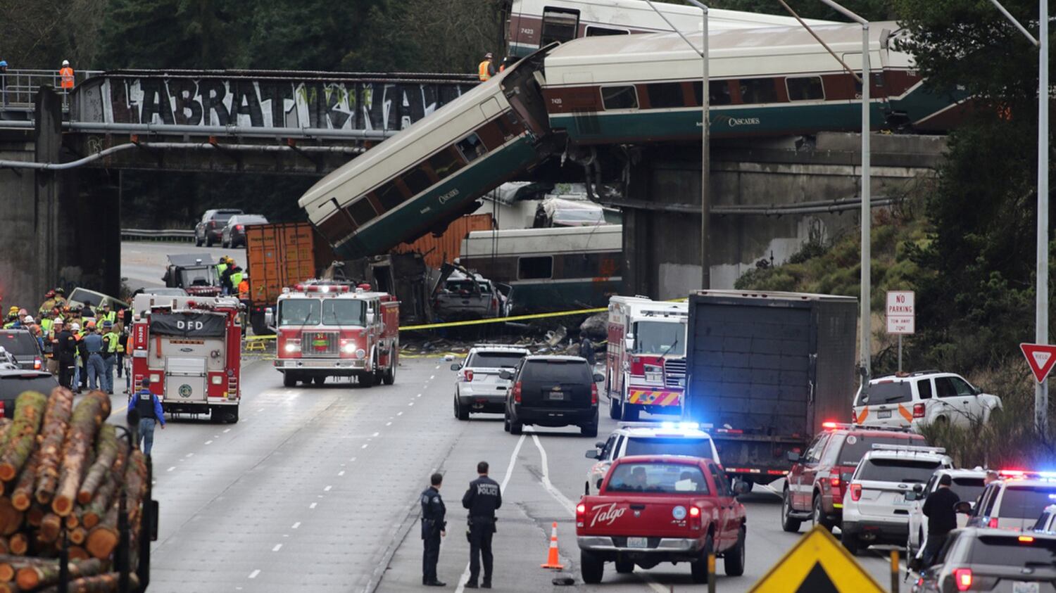 Seattle, treno deraglia e precipita su un'autostrada