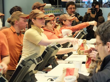 Coda a Milano davanti al nuovo McDonald's 16