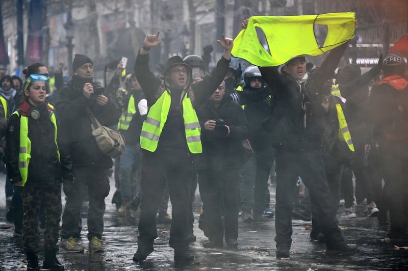 La protesta dei gilet gialli a Parigi: guerriglia sugli Champs-Élysées 3