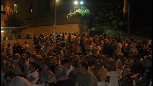 Gli immigrati si tagliano i capelli fuori dall'ascensore e i cittadini protestano 5
