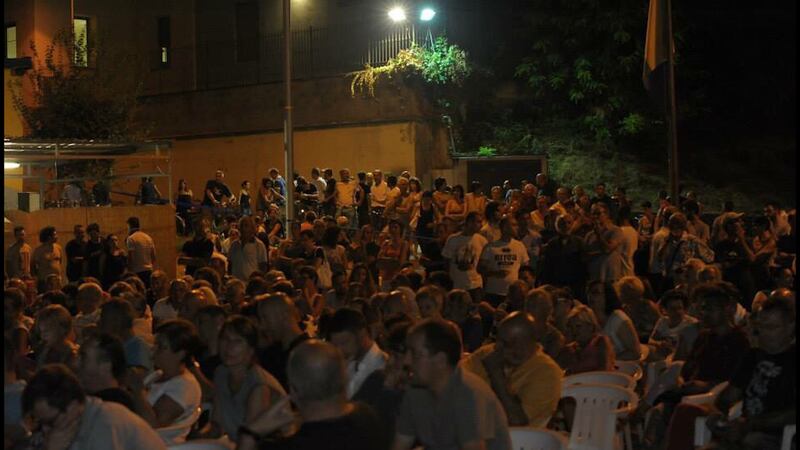 Gli immigrati si tagliano i capelli fuori dall'ascensore e i cittadini protestano 5