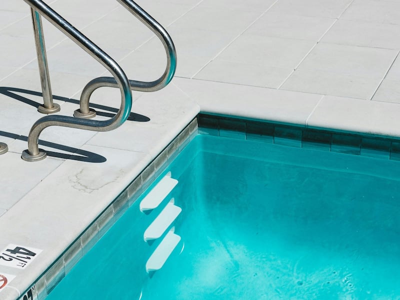 Treviso, famiglia Rom si fa costruire la piscina (senza pagare) in un’area sotto sequestro. E la ditta chiede il conto al Comune