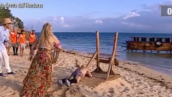 Isola dei Famosi, incidente in diretta per il divino Otelma. La Cipriani lo spinge e cade a terra