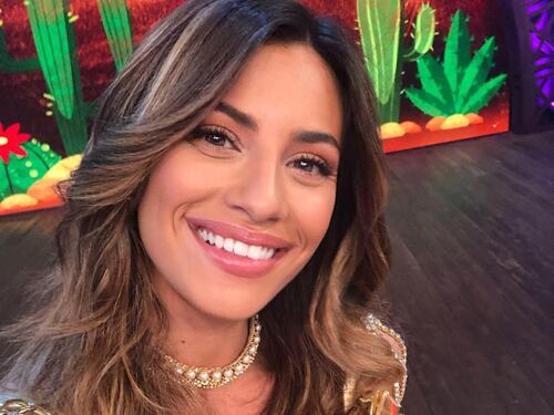 La sai l’ultima?, Ezio Greggio conduce insieme alla fidanzata
