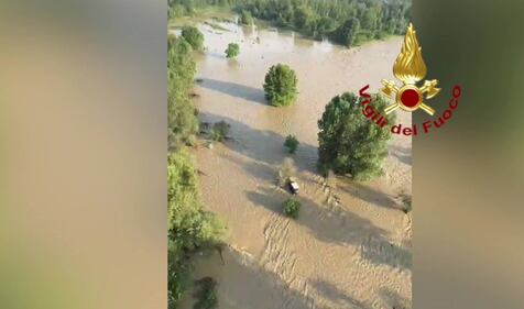 Maltempo in Piemonte, vigili del fuoco al lavoro per evacuare turisti e residenti 7
