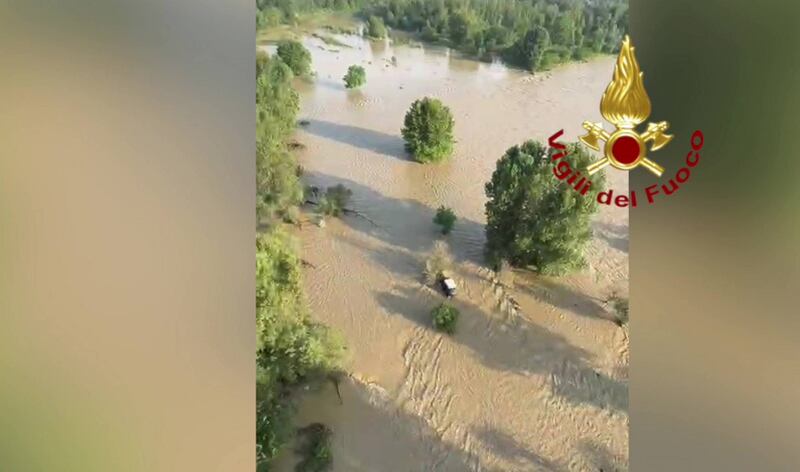 Maltempo in Piemonte, vigili del fuoco al lavoro per evacuare turisti e residenti 7