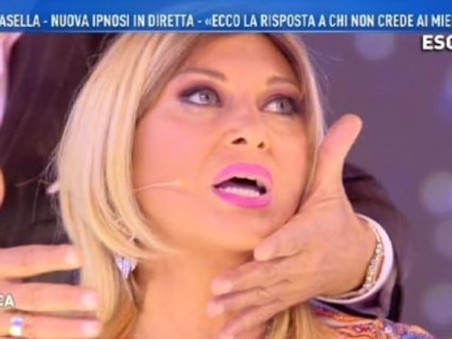 Isola, Giucas Casella ipnotizza Nadia Rinaldi e lei rivela in diretta la sua password