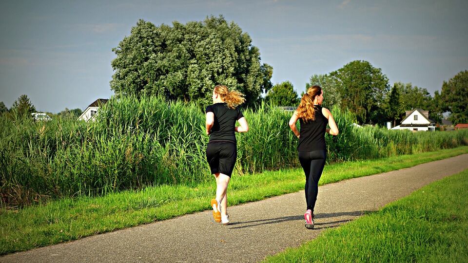 Rapine violente al parco Via cellulari, cuffie e bici Quattro minori nei guai