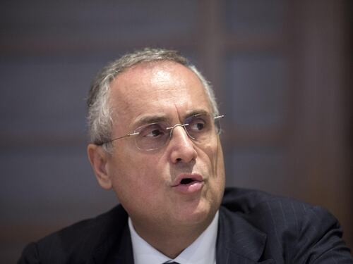 Lotito tira dritto: "Querelo tutti. I soldi me li portano con la carriola"