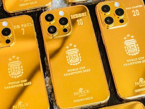 35 iPhone con oro 24 carati: ecco il folle regalo di Messi ai compagni