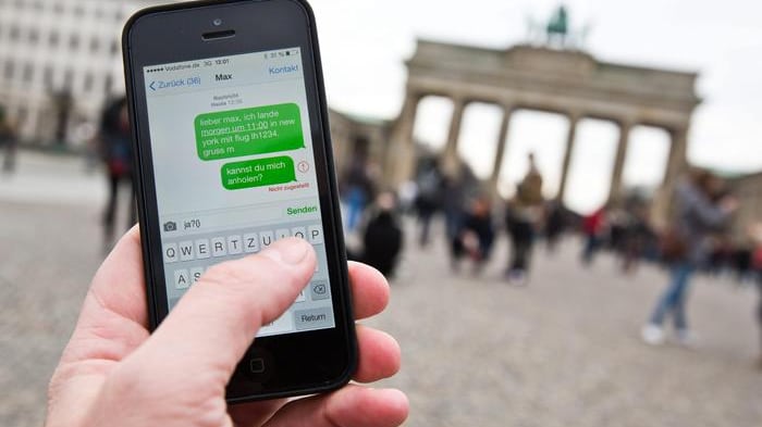 Regalo Ue agli operatori: rinviata di tre anni l'abolizione del roaming