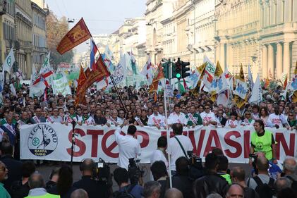 La Lega contro l'immigrazione: "Stop invasione" 1