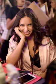Adriana Lima a Shanghai per Victoria's Secret 1