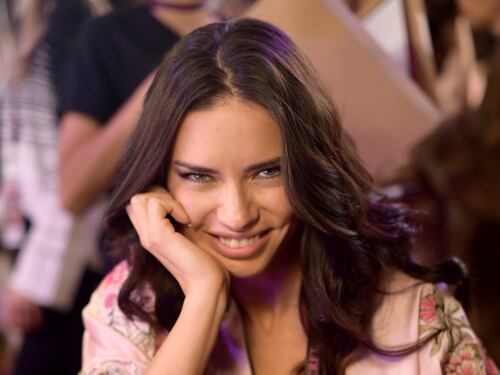 Adriana Lima a Shanghai per Victoria's Secret