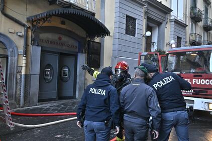 Incendio nel cuore di Napoli, in fiamme il teatro Sannazzaro 7