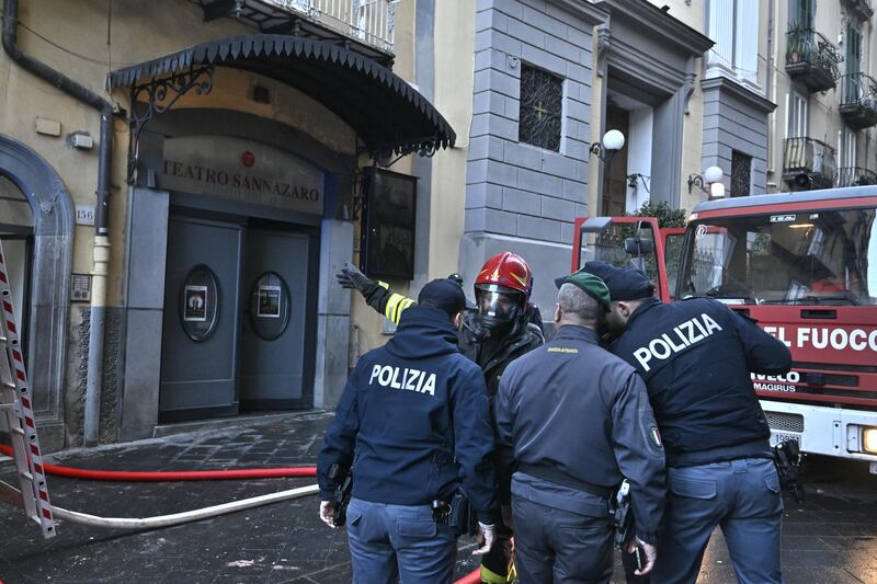 Incendio nel cuore di Napoli, in fiamme il teatro Sannazzaro 7