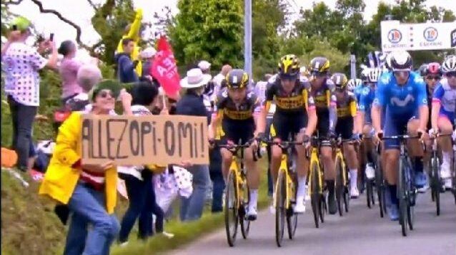 Tour, il no lungo un minuto contro il ciclismo Far west