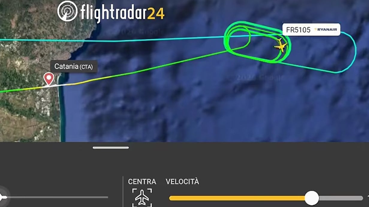 Terrore sul volo Ryanair Catania-Atene: l'aereo perde potenza, hostess nel panico