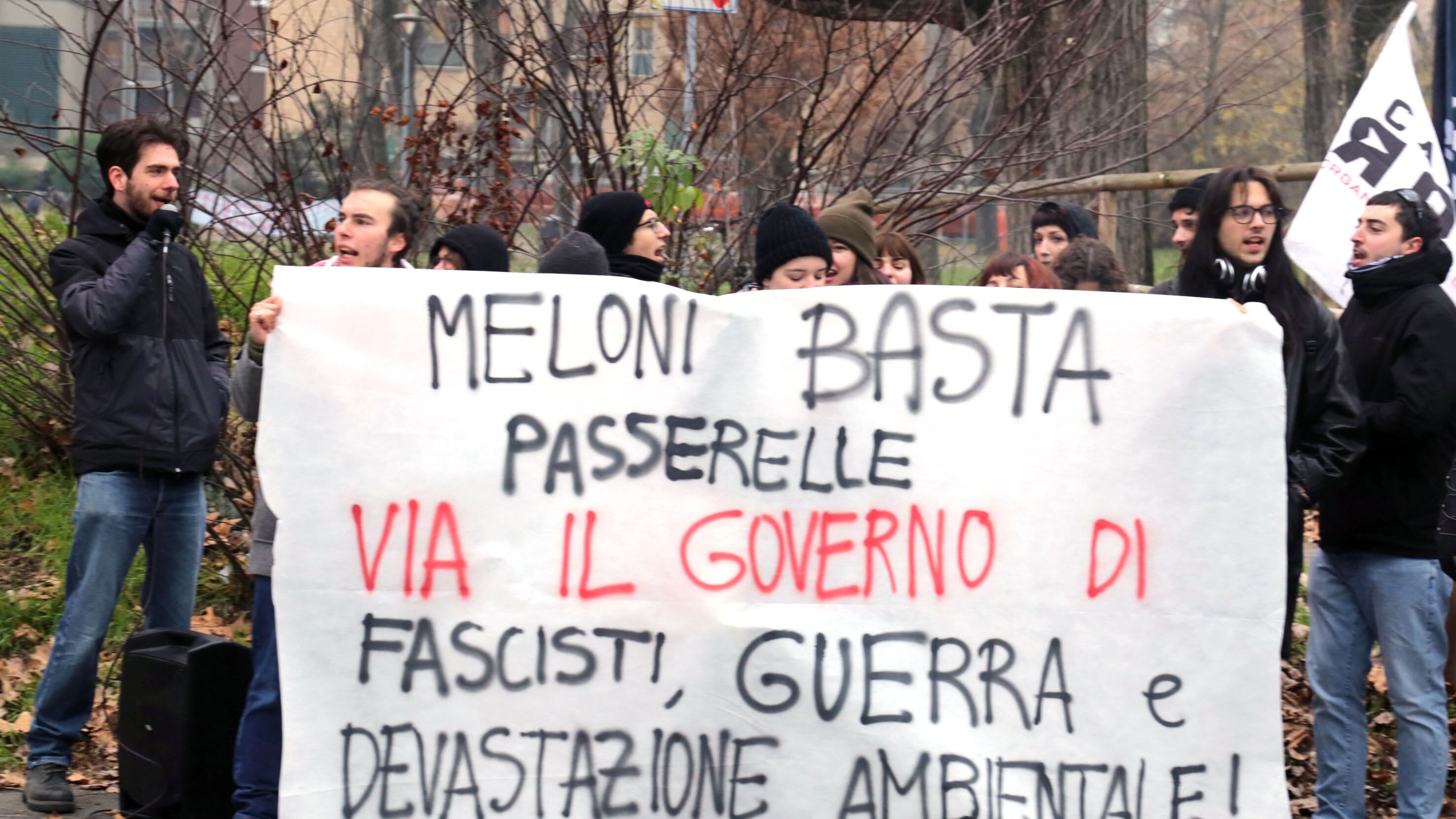 Gli "antifascisti" dell'alluvione contestano la premier ma i comitati li sconfessano: "Mantenuti gli impegni"