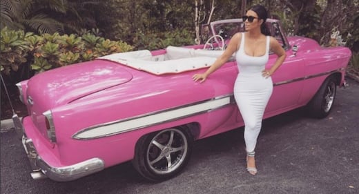 Kim Kardashian, vitino di vespa su Instagram 10