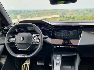 Peugeot 408, le foto del crossover “tuttofare” 22