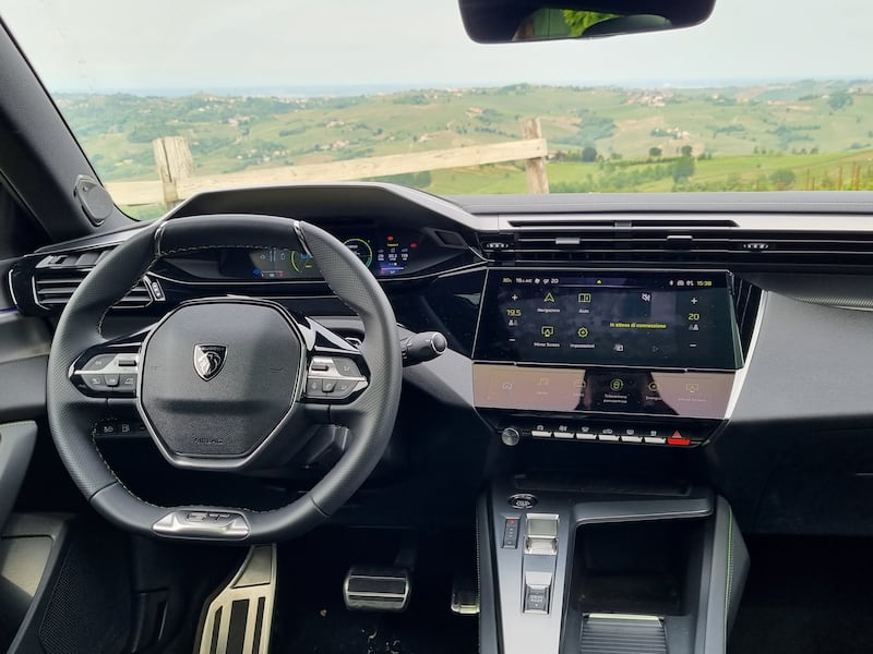 Peugeot 408, le foto del crossover “tuttofare” 22