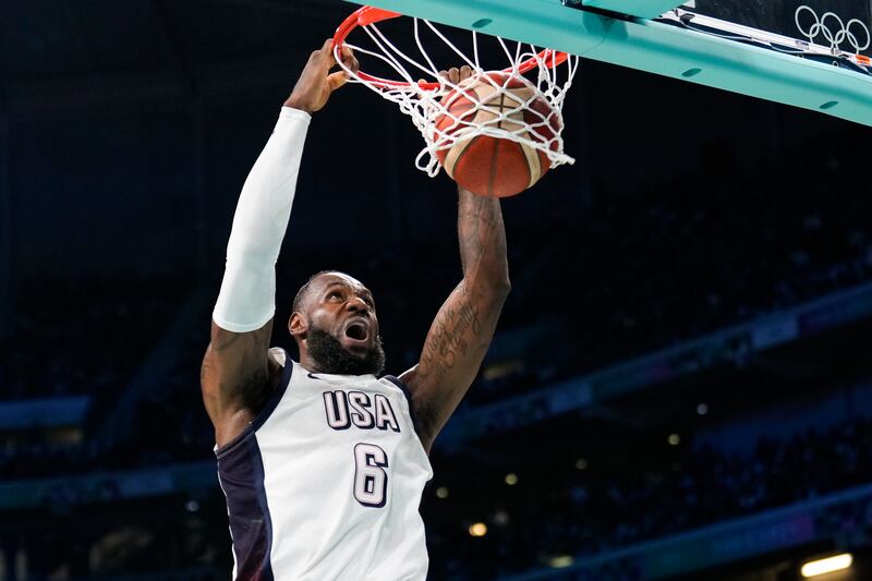 LeBron schiacciata USA Sud Sudan Parigi 2024
