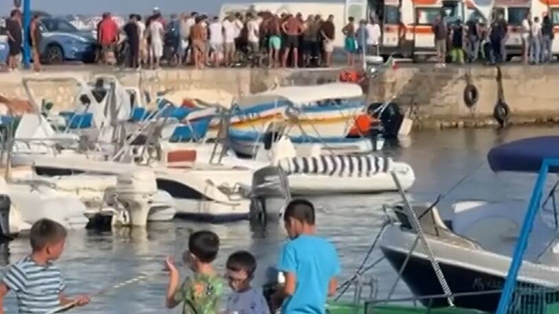 Tragedia a Mondello, cade in acqua e finisce sull'elica del gommone: morto un 20enne