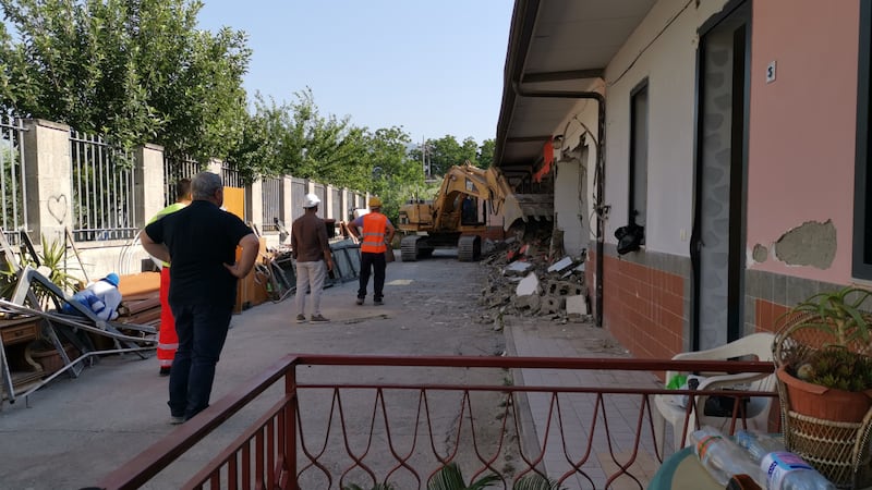 Abusivi e inagibili, abbattuti appartamenti nel Napoletano 7