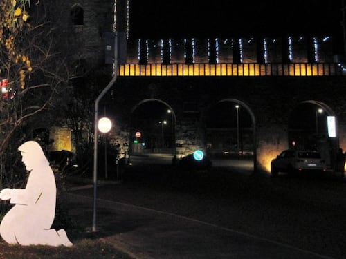 Quello sfregio a Udine: spunta tappeto islamico davanti a un presepe