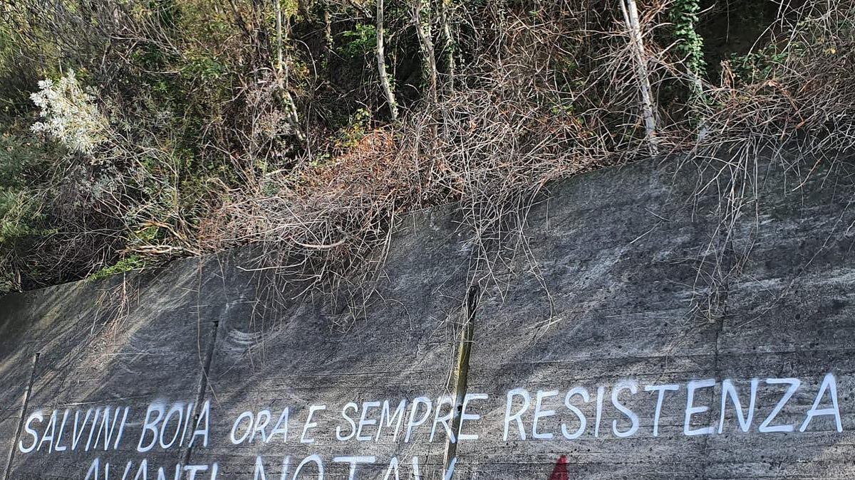 "Salvini boia", gli antagonisti indicano il nuovo bersaglio