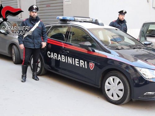 Calci e pugni per rubargli il cellulare: arrestati due ghanesi