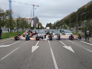 A4 Torino-Milano bloccata dagli attivisti di Ultima Generazione: le immagini della manifestazione 4