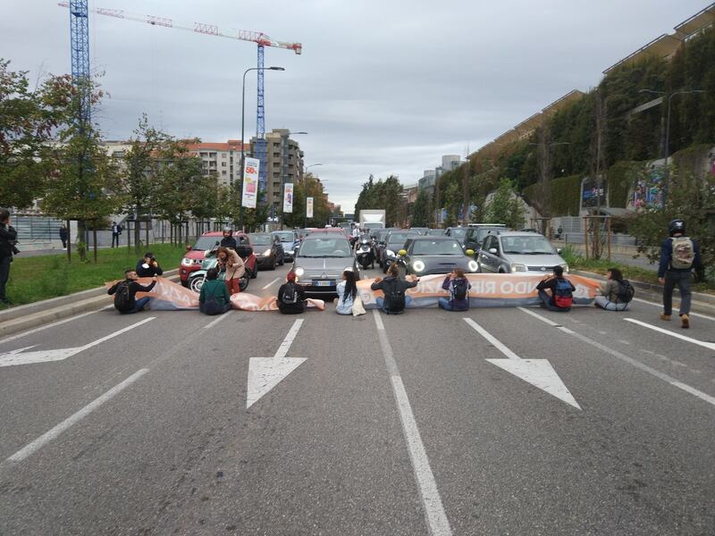 A4 Torino-Milano bloccata dagli attivisti di Ultima Generazione: le immagini della manifestazione 4