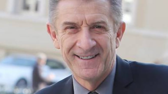 "Tagliate le corde vocali a Fedez", bufera sulla battuta di Greggio
