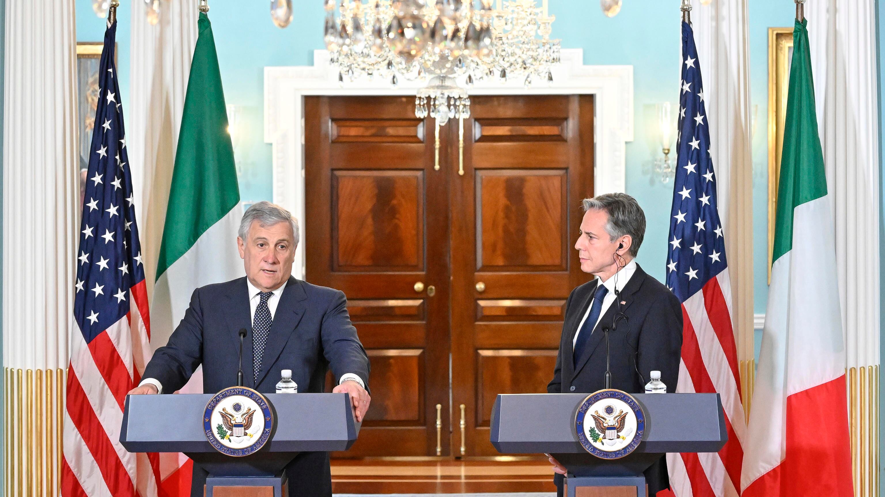Blinken: "Vicini al popolo italiano". Tajani: faro di libertà