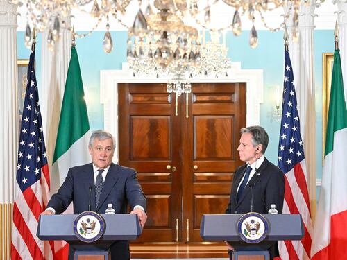Blinken: "Vicini al popolo italiano". Tajani: faro di libertà