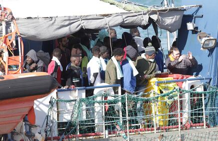 Sea Watch, i migranti arrivano a Catania 1