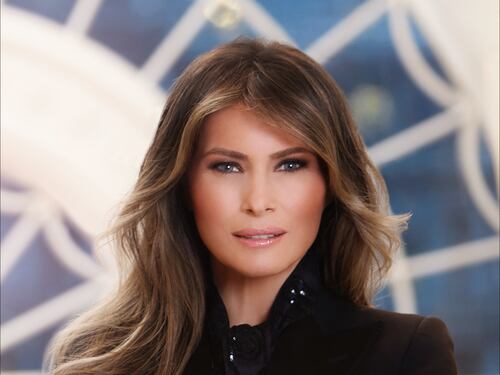La prima foto ufficiale di Melania Trump alla Casa Bianca