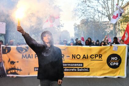 Milano, scende in piazza il corteo contro la chiusura del centro di via Corelli e il decreto Salvini 4